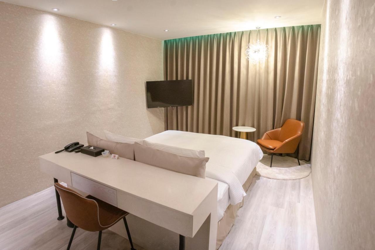Fifth Avenue Motel Taichung Eksteriør bilde